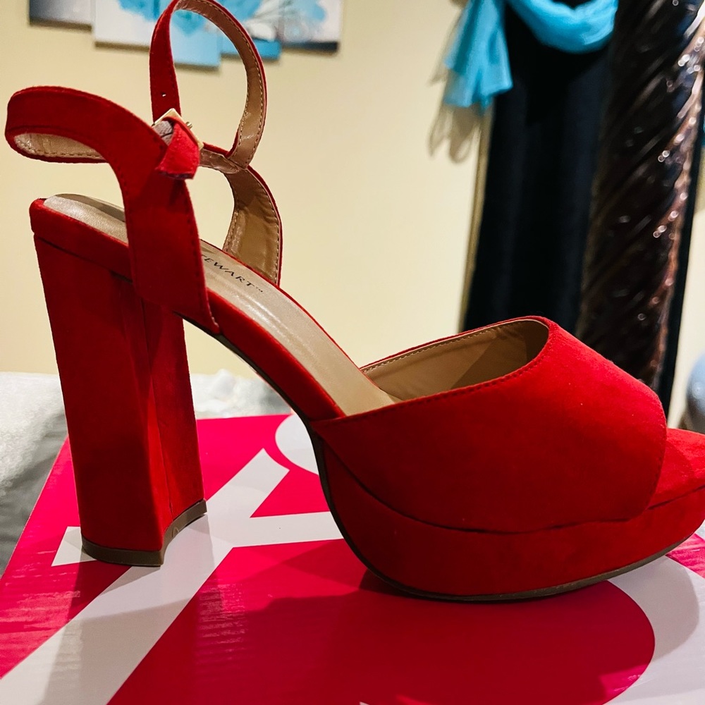 Black heel wide width shoe